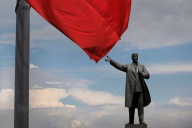 Kyrgyzstan removes towering Lenin statue in Osh