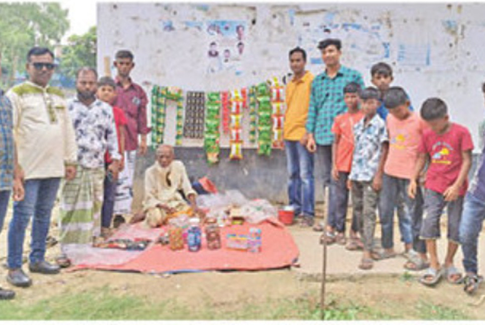Elderly Karim Pramanik gets support
