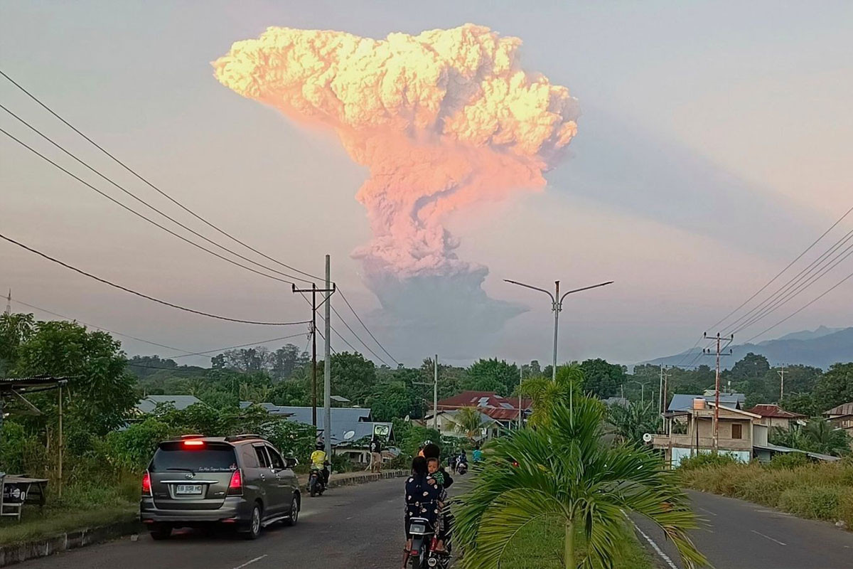 Indonesia's Volcano erupts, triggering evacuations, major flight disruptions