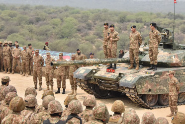 Trump hosts Pakistan army chief, disagrees with Modi over war mediation
