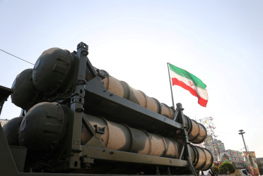 Russian missile experts visit Iran, warn Israel