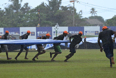 Rain halts play after Mushfiq’s run-out breaks crucial stand