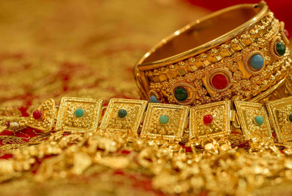 Gold price drops slightly