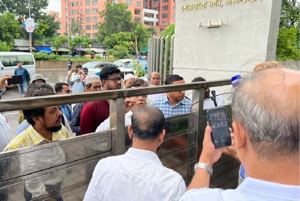 Govt deploys army, police, RAB to hinder agitating officials at NBR office