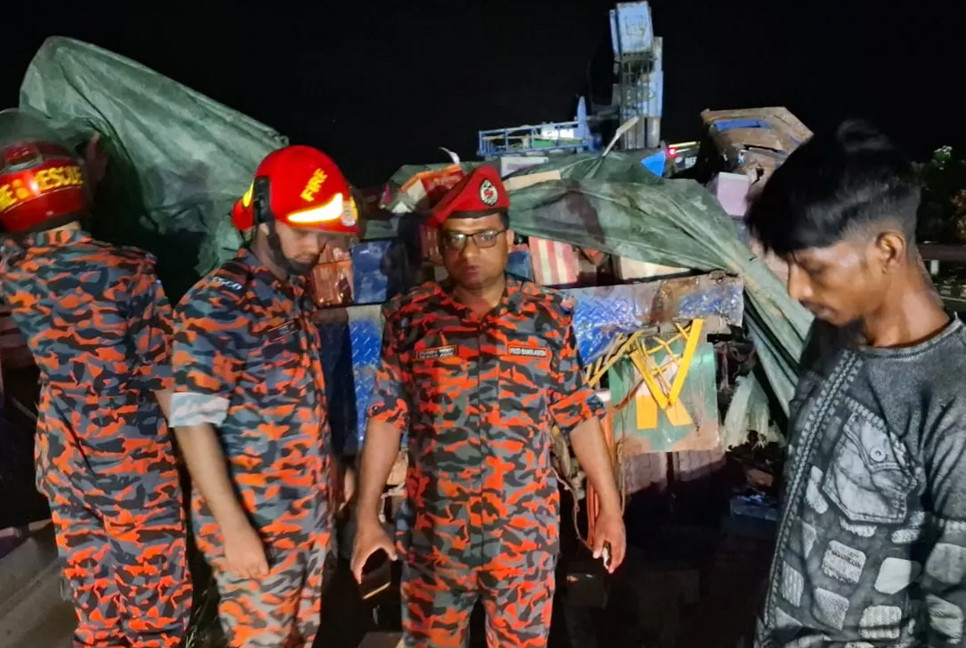 Four killed as bus hits truck on Dhaka-Mawa Expressway