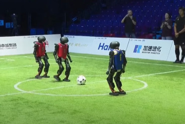 China’s humanoid robots draw crowds with AI-driven matches
