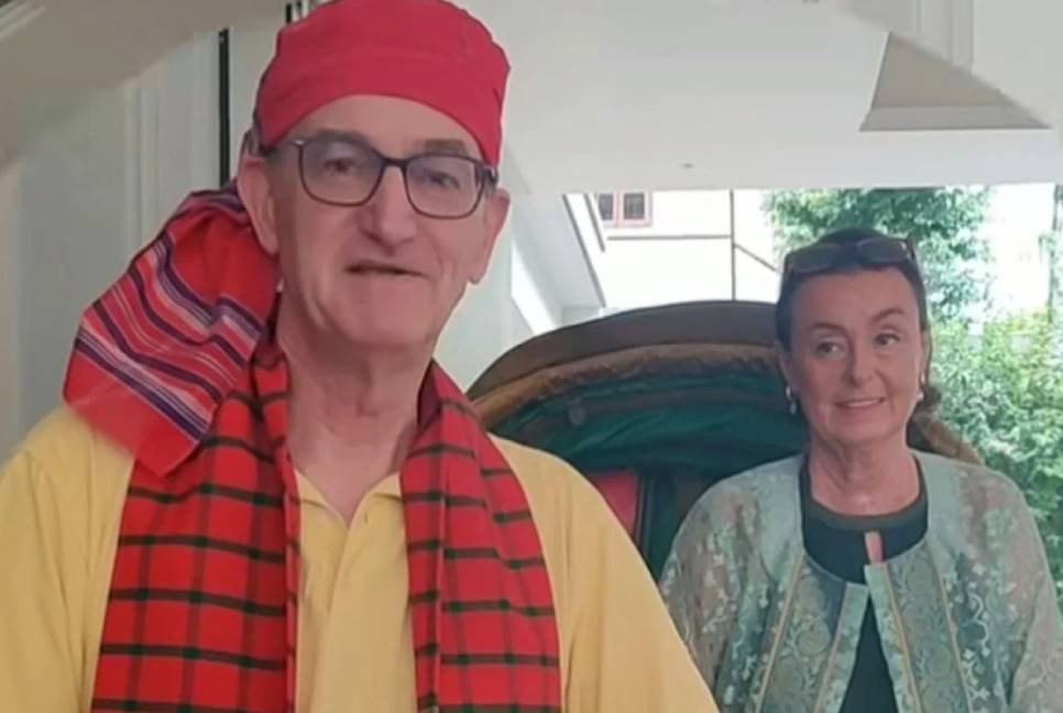 German envoy bids farewell with rickshaw ride