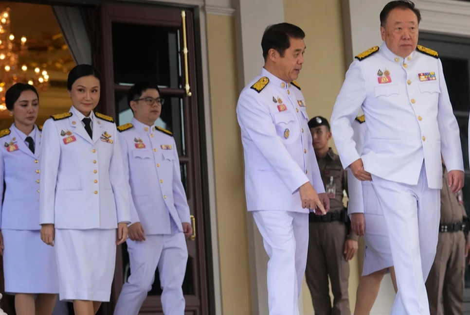 Thailand's new cabinet members take oaths, including suspended PM