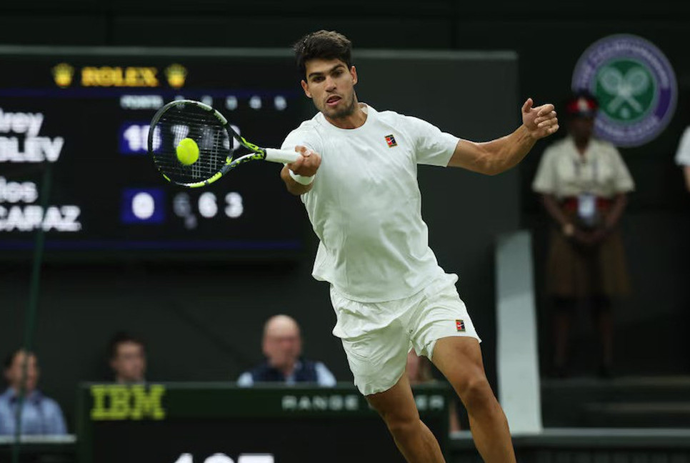 Alcaraz resists red-hot Rublev to reach Wimbledon quarter-finals