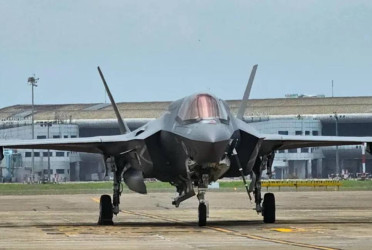 UK experts inspect fighter jet stuck in India for three weeks