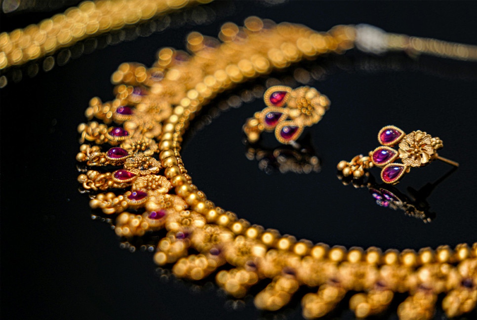 Gold price drops slightly