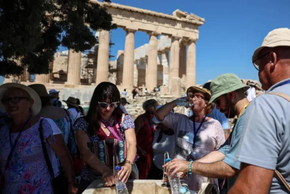 Acropolis closes as heatwave grips Greece