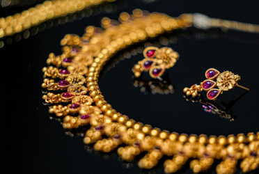 Gold price drops slightly