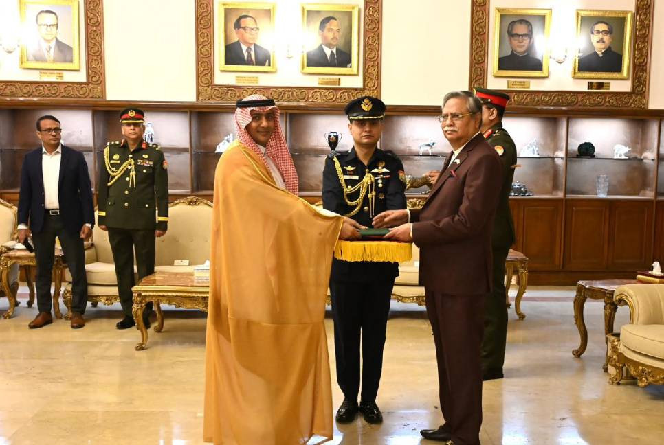 New Saudi envoy presents credentials to president