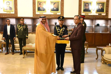 New Saudi envoy presents credentials to president