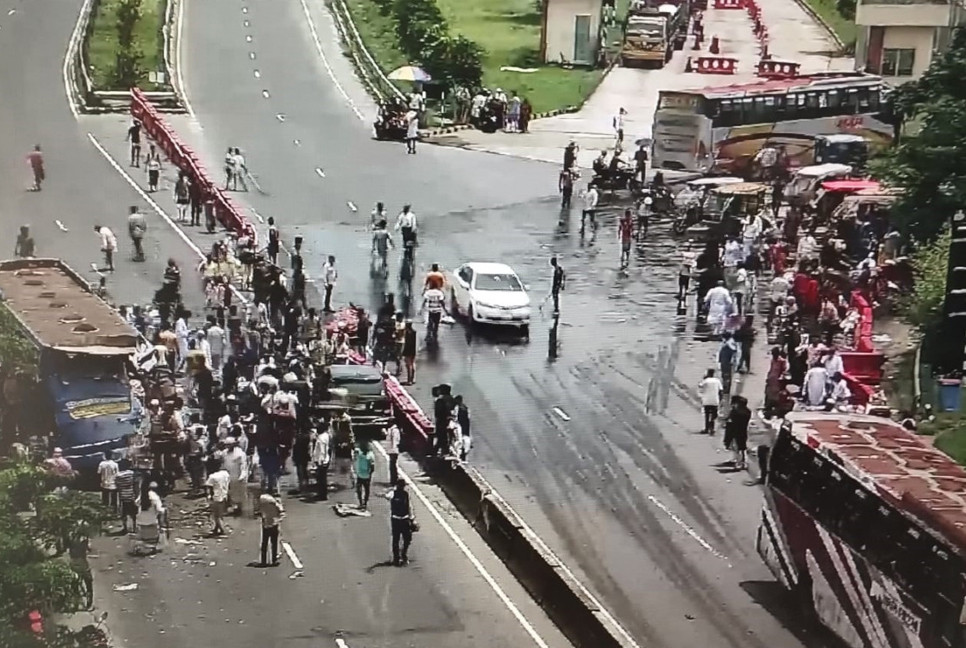 Multi-vehicle crash injures 11 on Dhaka-Mawa Expressway