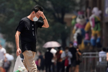 Chinese students sleep in libraries, tents as heatwave grips eastern China