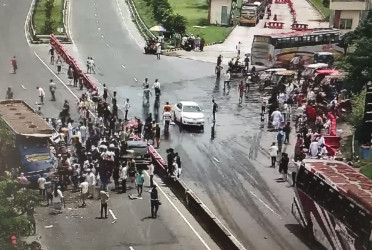 Multi-vehicle crash injures 11 on Dhaka-Mawa Expressway