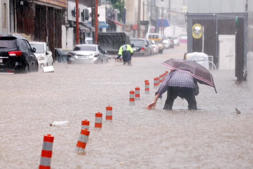 S. Korea lashed by heavy rain, 1 dead and more than 100 evacuated