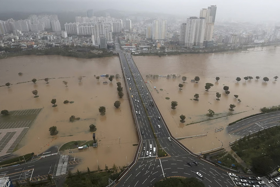 Four dead, over 1,000 evacuated after heavy rain thrushes S. Korea