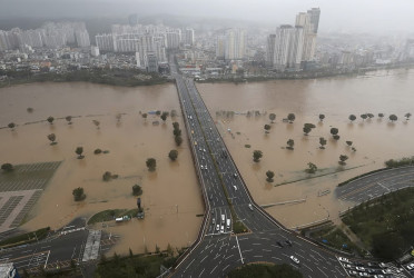 Four dead, over 1,000 evacuated after heavy rain thrushes S. Korea
