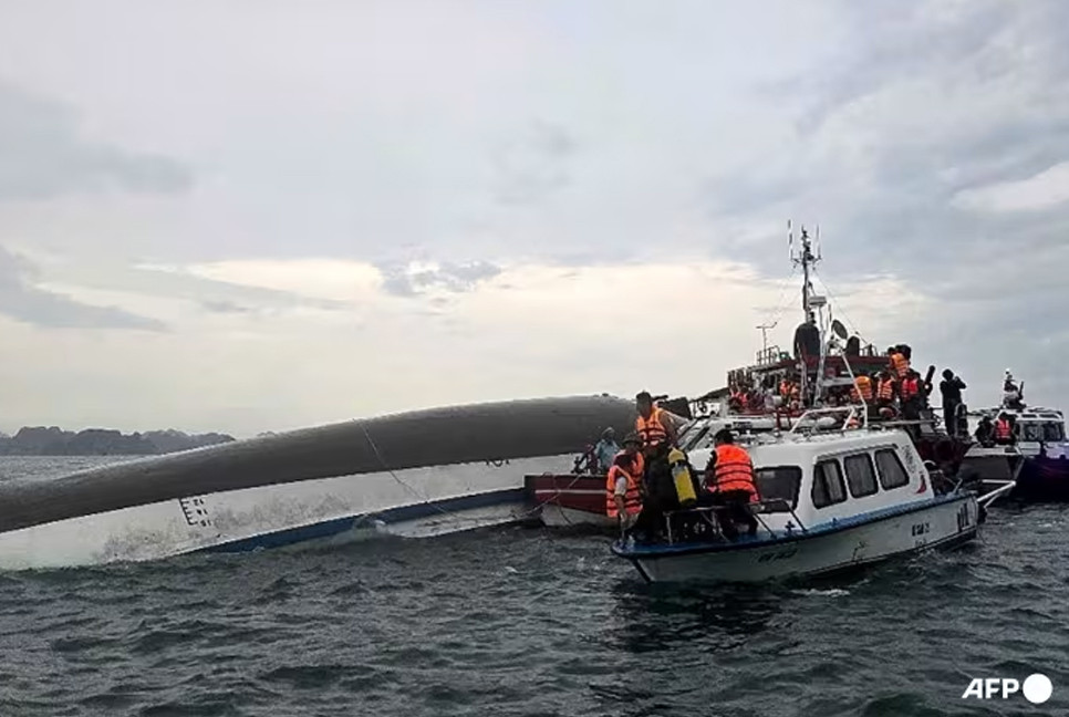 18 dead, dozens missing as Ha Long Bay tourist boat capsizes
