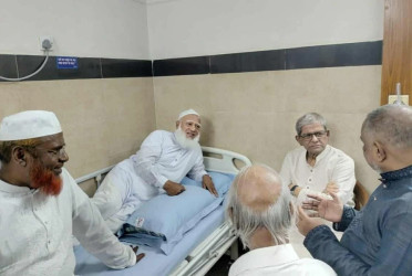 Mirza Fakhrul visits Jamaat Ameer at hospital
