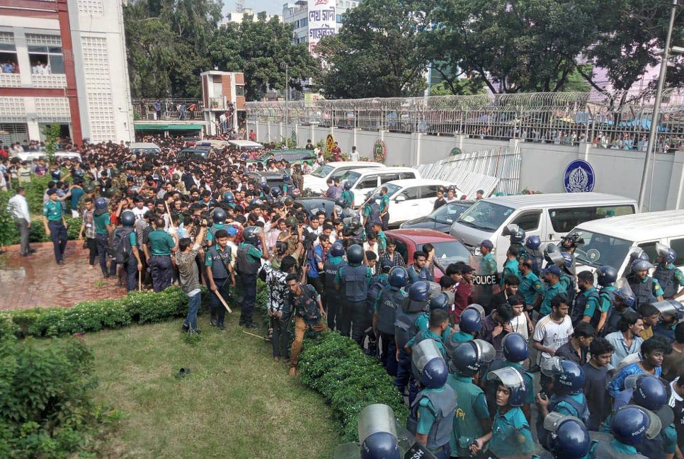 Law enforcement forces remove students from the secretariat