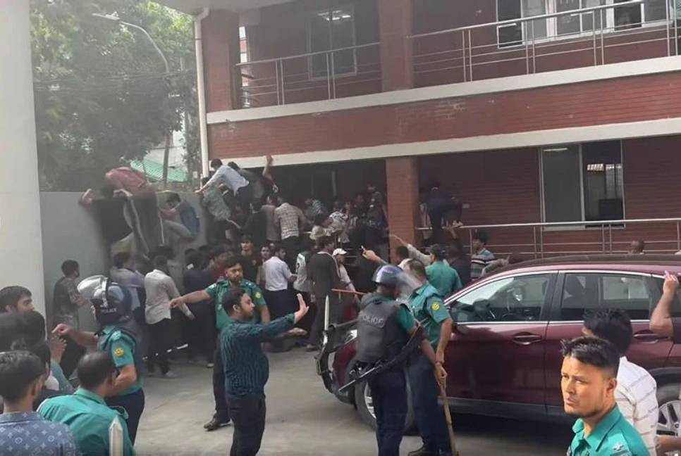 40 students hurt in clash with law enforcers at Secretariat