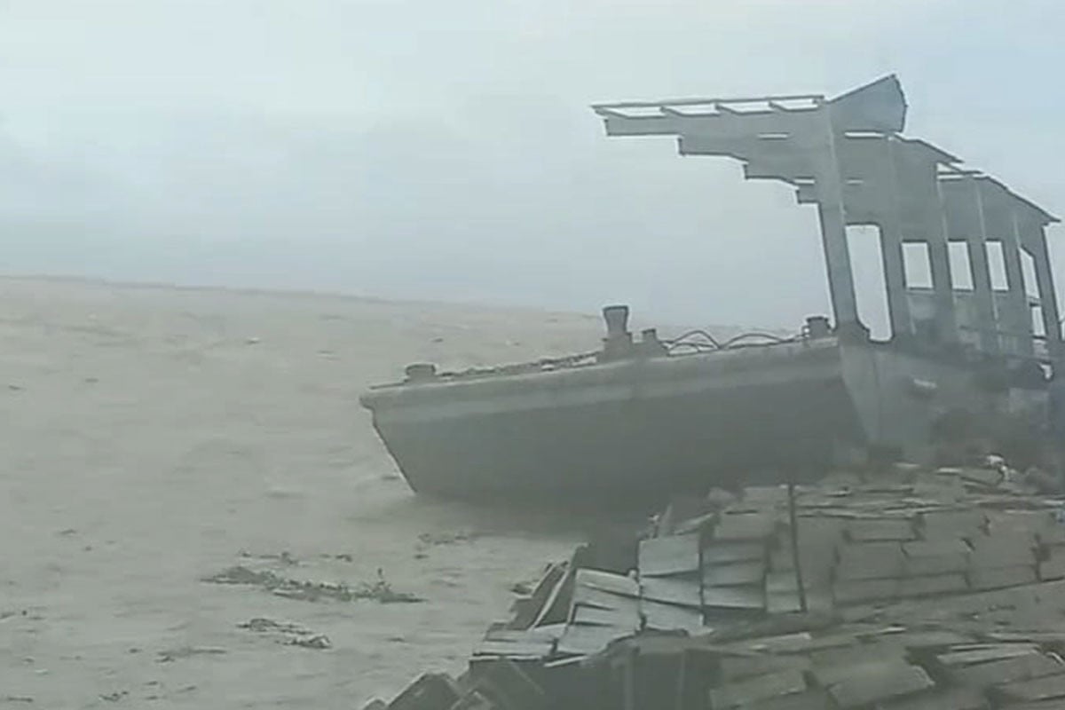 Passenger vessel services suspended on 10 Bhola routes due to rough weather