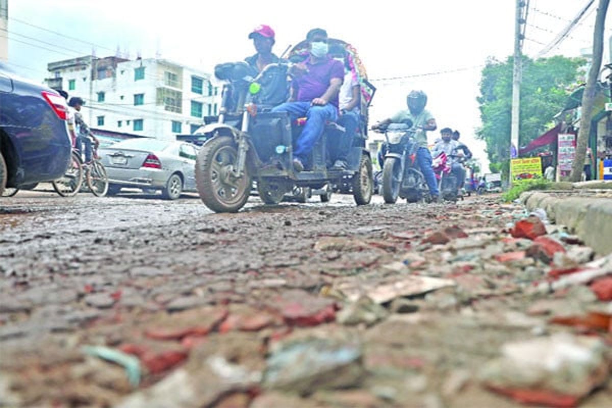 Over 364 km of roads in Dhaka damaged, causing major disruptions