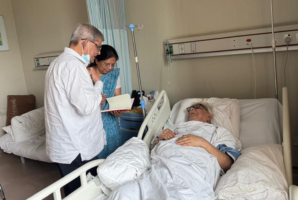 Mirza Fakhrul visits Badruddin Umar at hospital