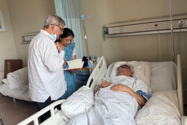 Mirza Fakhrul visits Badruddin Umar at hospital
