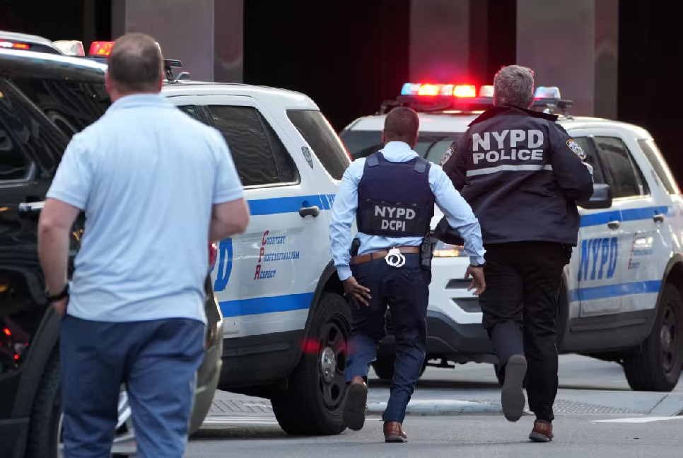 At least 5 dead, including police officer, in Manhattan shooting