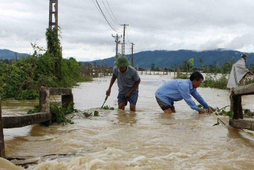Vietnam flash flood kills 5, dozens evacuated