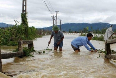 Vietnam flash flood kills 5, dozens evacuated