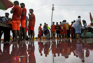 Road crash kills 18 Hindu pilgrims in India