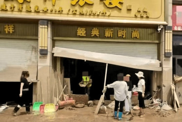 Flash flood sweeps away $1.4mn in jewelry from Chinese gold shop
