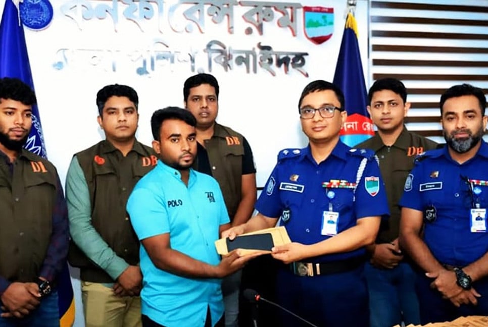 Police returns 119 missing mobile phones, cash to owners