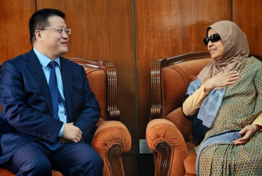 Chinese envoy meets health adviser