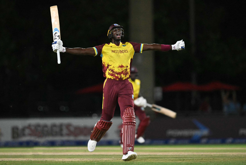 Last-ball hero Holder lifts West Indies over Pakistan in T20