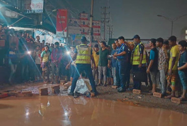 3 killed as truck runs over rickshaw in Savar
