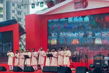 Crowd floods Manik Mia Avenue defying rain