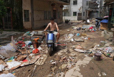 10 dead, 33 missing in northwest China floods