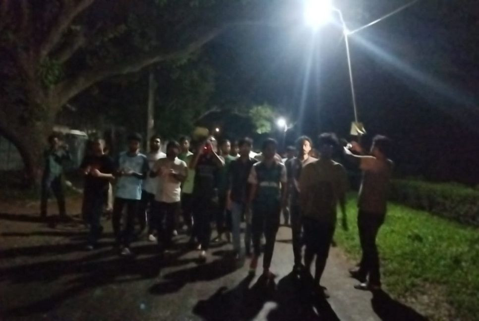Protest erupts at JU demanding ban on hall-based politics