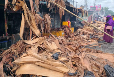 Bazar fire in Noakhali guts over 30 structures