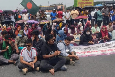 Rabindra University students block Sirajganj highway over campus delay