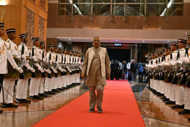 Prof Yunus reaches KL as ready to talk with Malaysian PM Tuesday