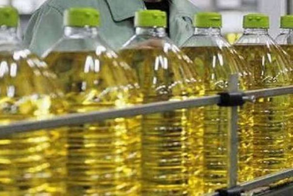 Govt cuts loose palm oil price by Tk19