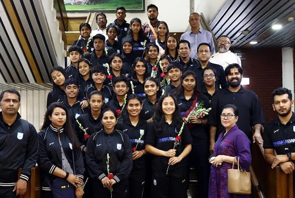 U-20 women's football team returns home